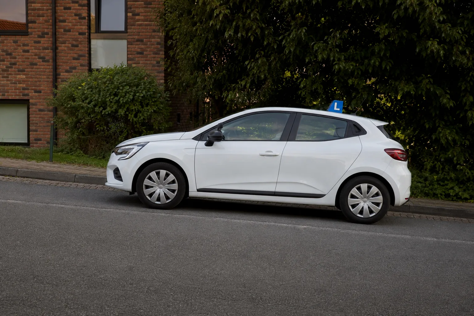 Voiture d'auto-école effectuant un démarrage en côte en Wallonie
