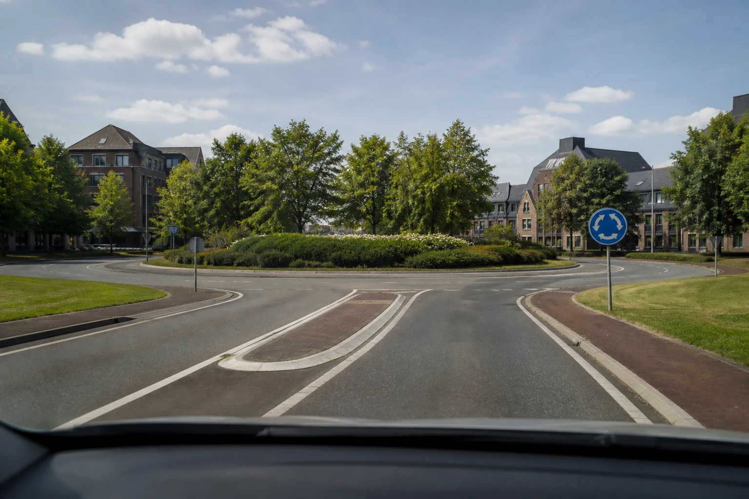 Approche d’un rond-point à Louvain-la-Neuve depuis le poste de conduite